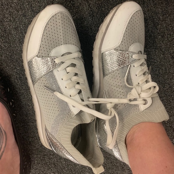 MICHAEL KORS NEW W/OUT TAGS  Designer Silver Kicks w/ Glitter SIZE 8/8.5 - Picture 2 of 8